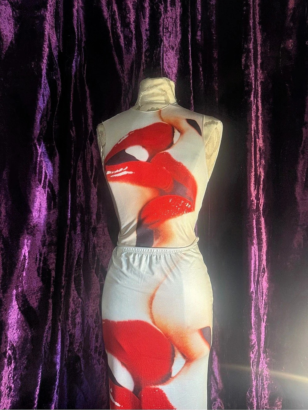 Girls Kissing Two Piece Set - Picture 4 of 5